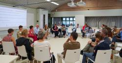 Foto del gruppo di partecipanti riuniti in cerchio