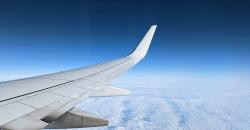 Foto di un'ala di un aereo in volo sulle nuvole