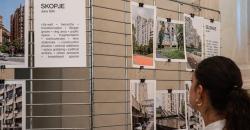 Foto di una persona che osserva i pannelli della mostra 