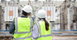 Foto di una coppia di ingegneri elettrici in un impianto