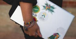 Foto di una persona che tiene in mano un computer