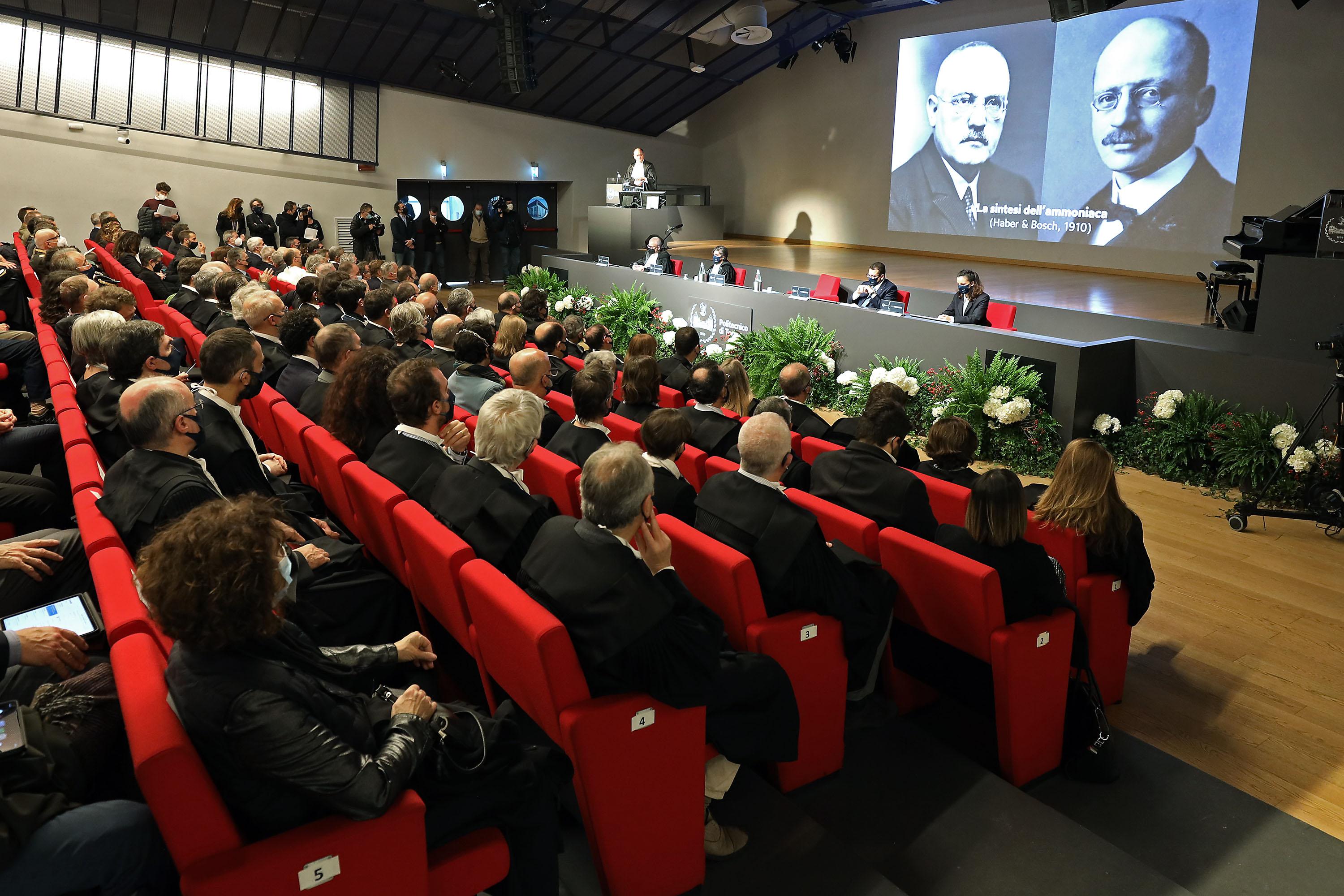 Aula magna con pubblico