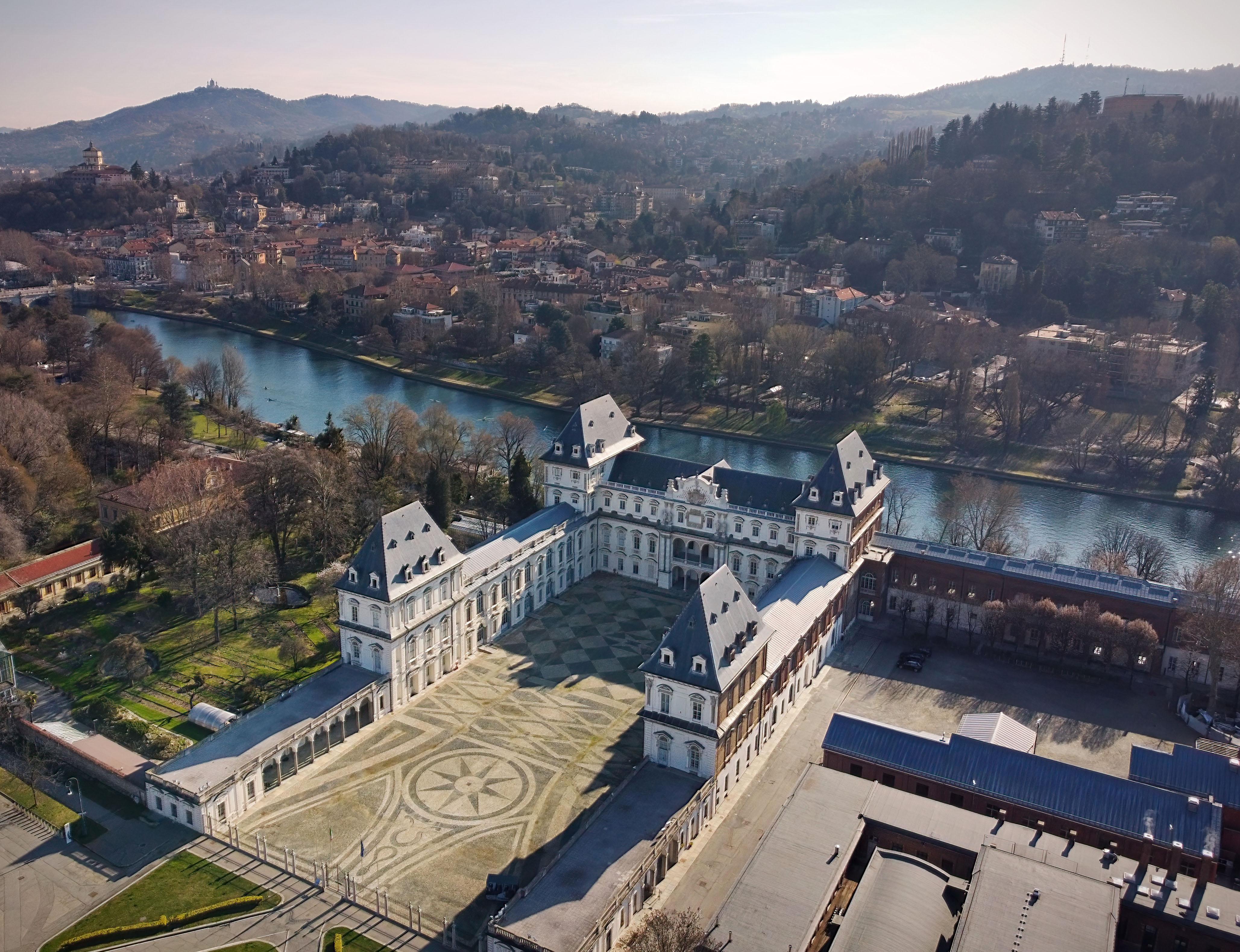 Foto aerea del Castello del Valentino e del fiume Po