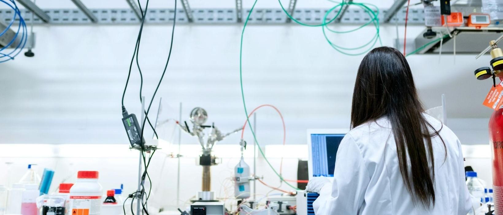 ricercatrice al lavoro